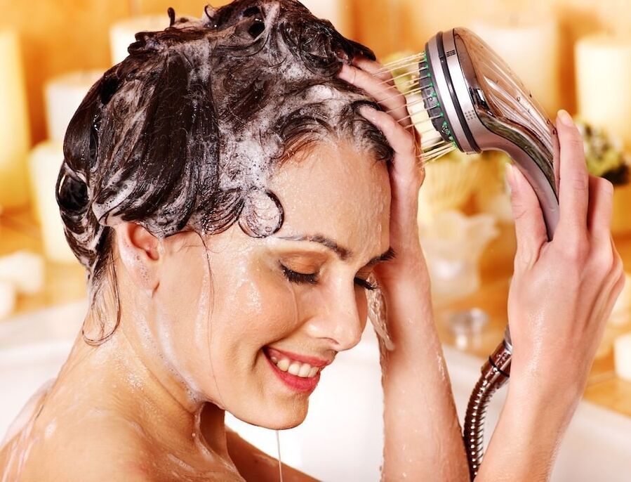 Ar galvas ādas psoriāzi ir nepieciešams mazgāt ar ārstniecisko šampūnu