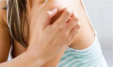 meitene skrāpē plecu