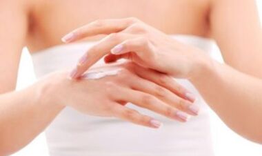 meitene, kas uzklāj ziedi uz rokas