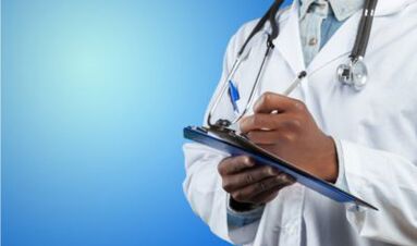 ārsts izdara piezīmi